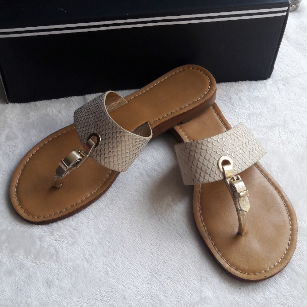 SOLD💗Tan and Gold Buckle Tstrap Sandals sz 6